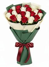 Букет Микс из красных и белых роз в Митрополье