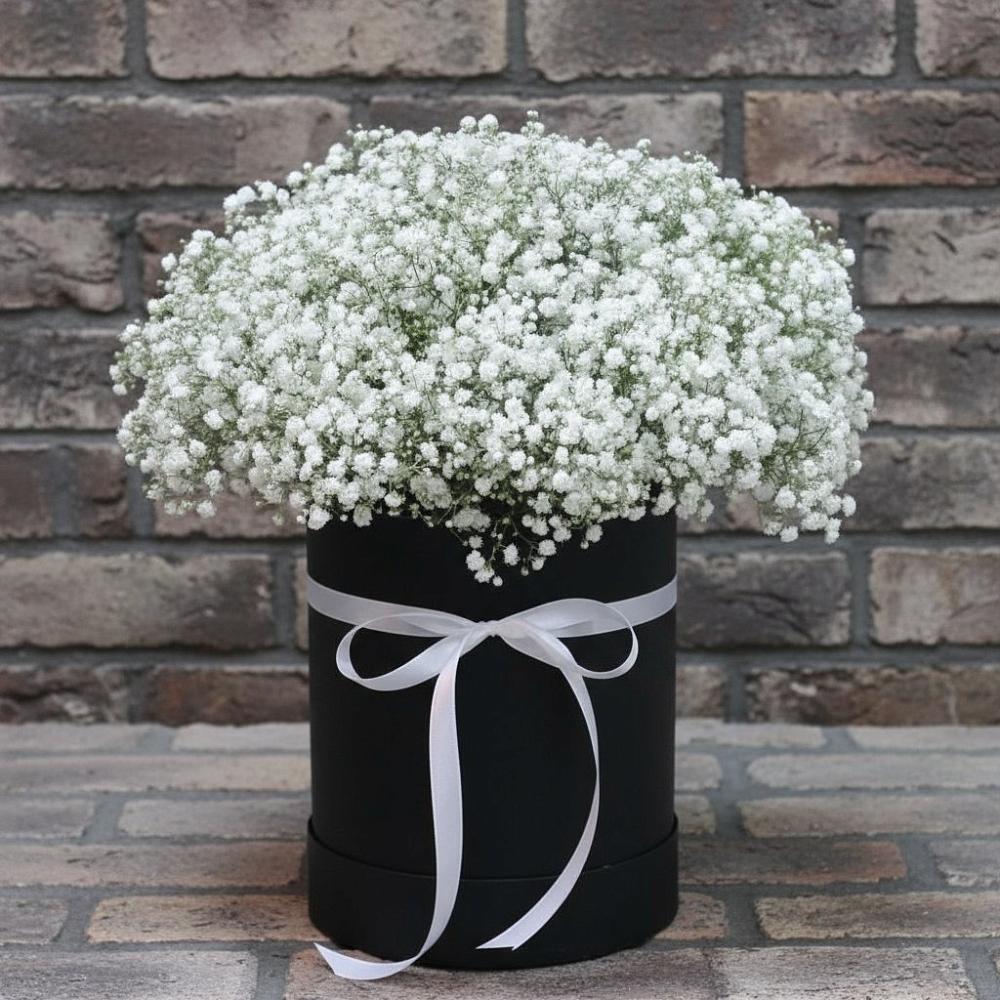 Цветочная композиция из Гипсофила в шляпной коробке в Митрополье