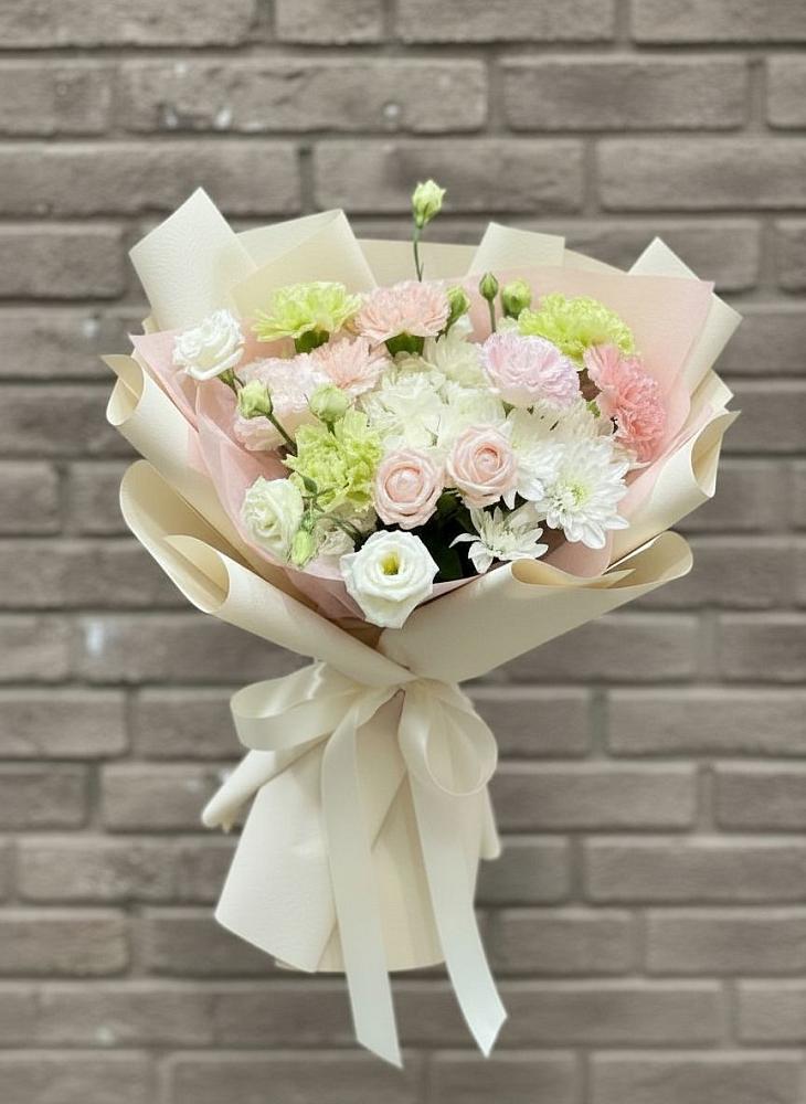 Букет цветов из: Гвоздики, Розы, Лизиантусы и Хризантемы в Митрополье