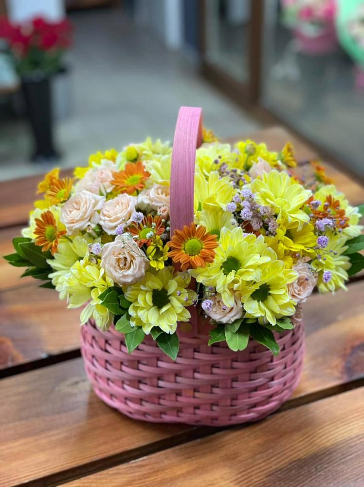 Цветочная композиция из Хризантемы и Розы в корзине в Митрополье
