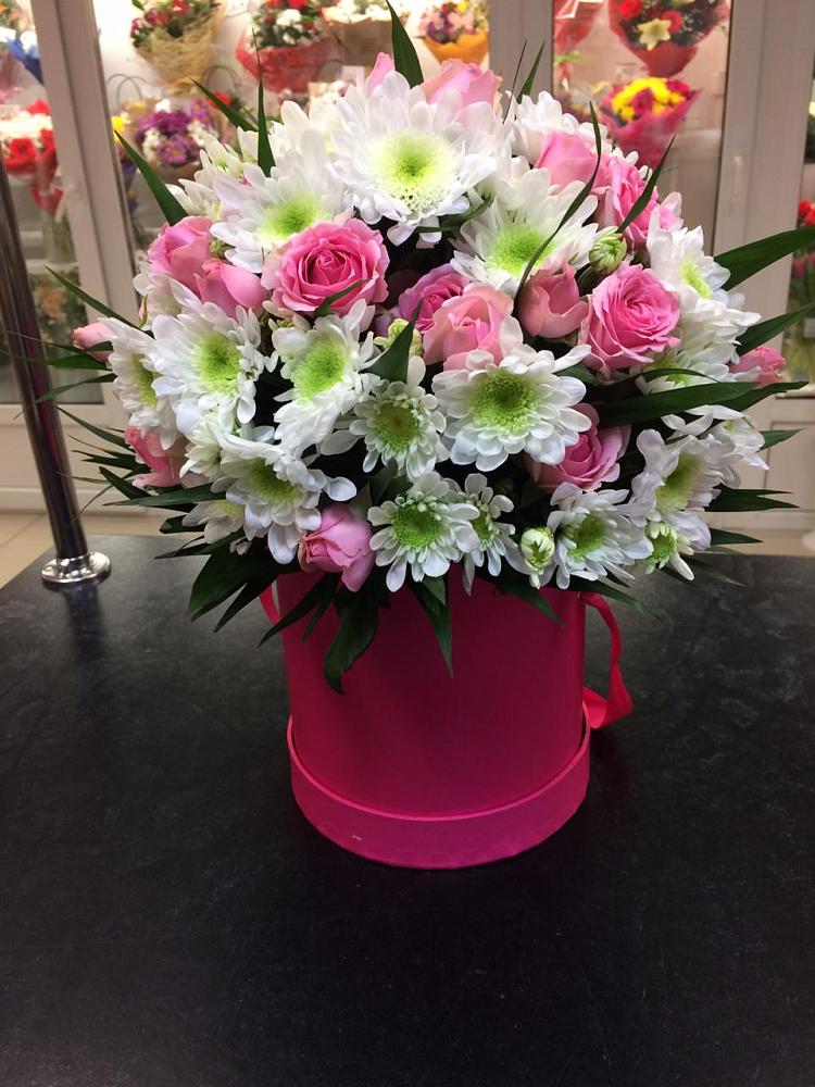 Цветочная композиция из Розы и Хризантемы в шляпной коробке в Митрополье