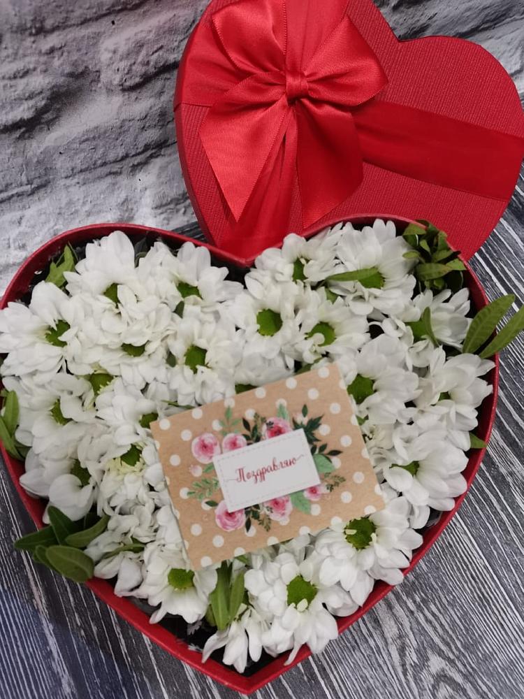 Цветочная композиция из Хризантемы в виде сердца в Митрополье