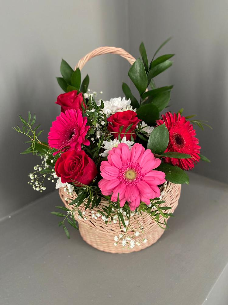 Цветочная композиция из Розы, Хризантемы и Герберы в корзине в Митрополье