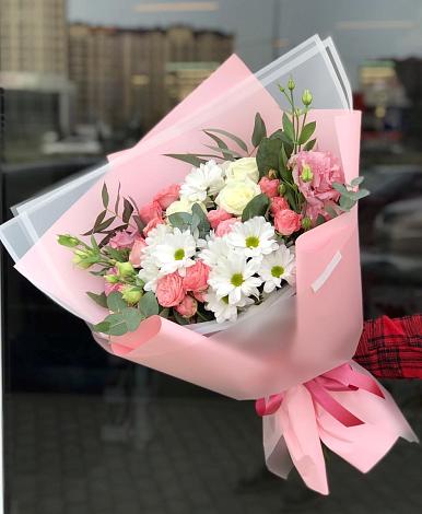 Букет цветов из: Розы, Лизиантусы и Хризантемы в Митрополье